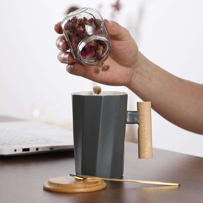 Nordic Style – Keramiktasse mit Holzgrif